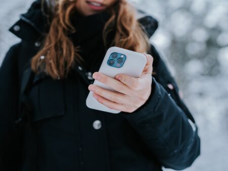 Näin suojaat älypuhelimesi verkossa – mobiiliturvan perusteet (2026)
